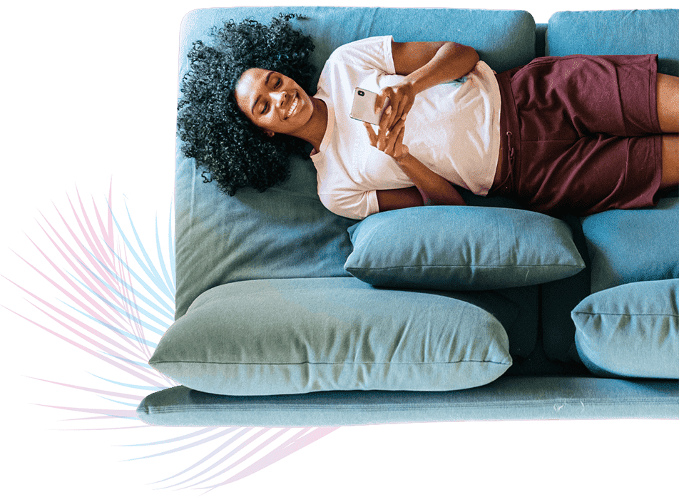 Mulher relaxando no sofá do apartamento novo